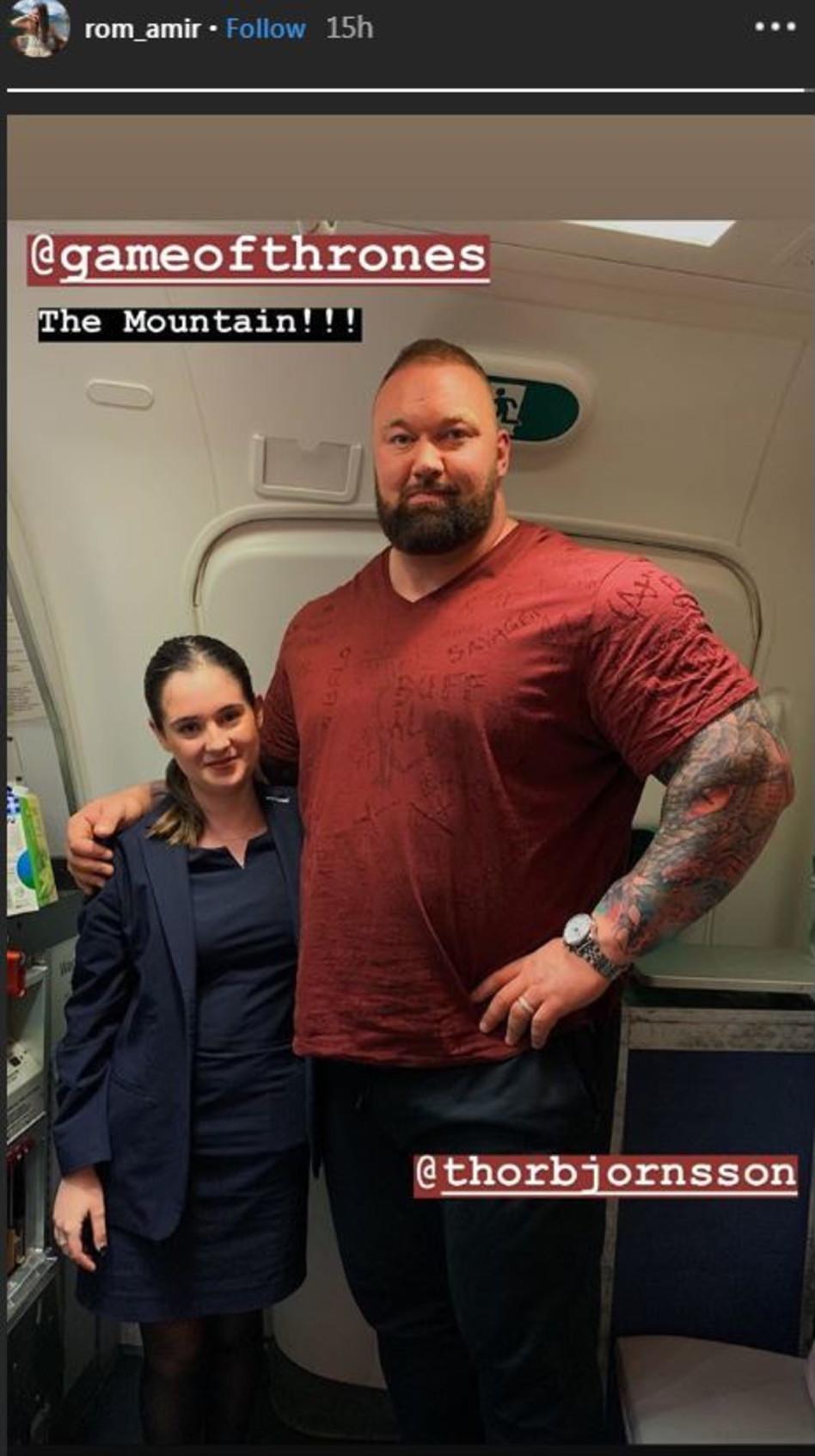 הספיק להצטלם כבר במטוס. תור ביורנסון עם רום אמיר הדיילת (צילום: מתוך האינסטגרם של רום)