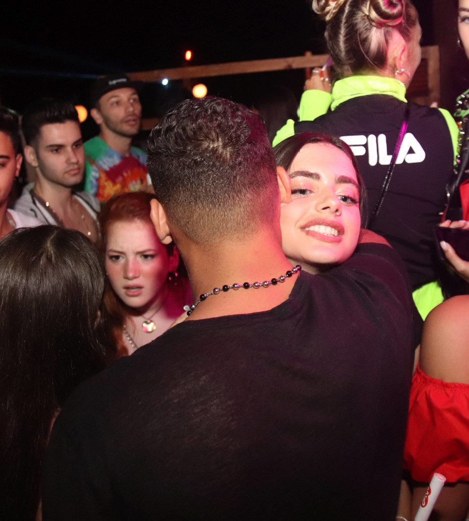 חיבוק מביך? יעל שלביה וברק שמיר