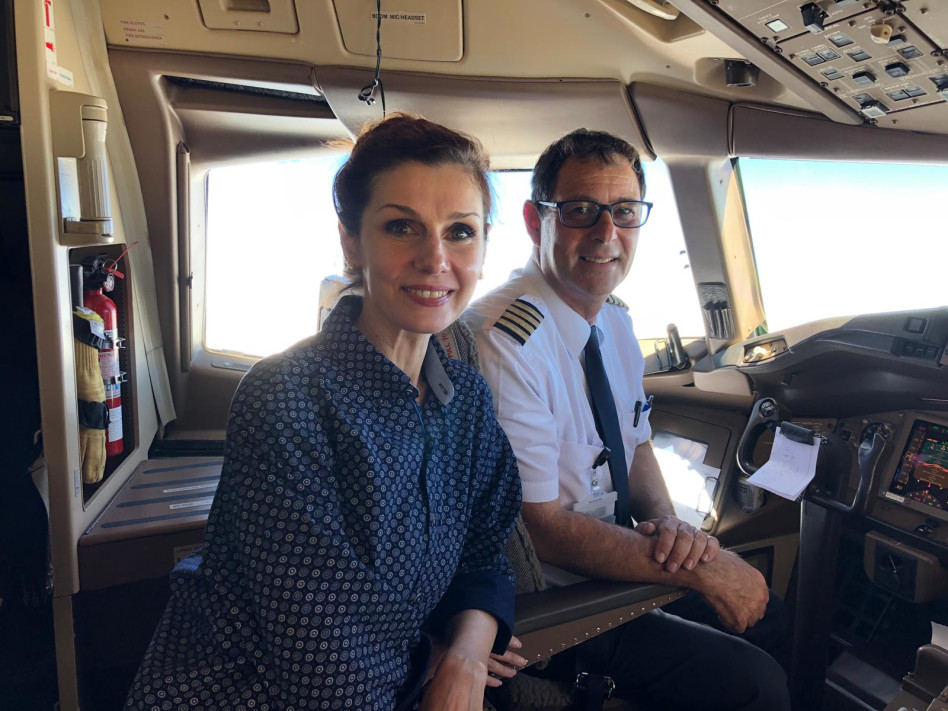 משקיפה מלמעלה