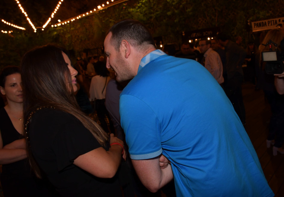 צמודים במיוחד. גילי מנקין ואופירה אסייג