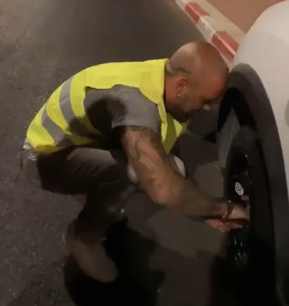 אייל גולן מסייע. (צילום: דניאל גרינברג, אינסטגרם)