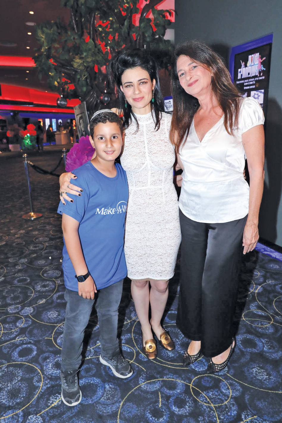 מנכ"לית דיסני ישראל, תמי לנדסמן, נינט טייב והזוכה בכרטיסים ללונדון (צילום: רפי דלויה)