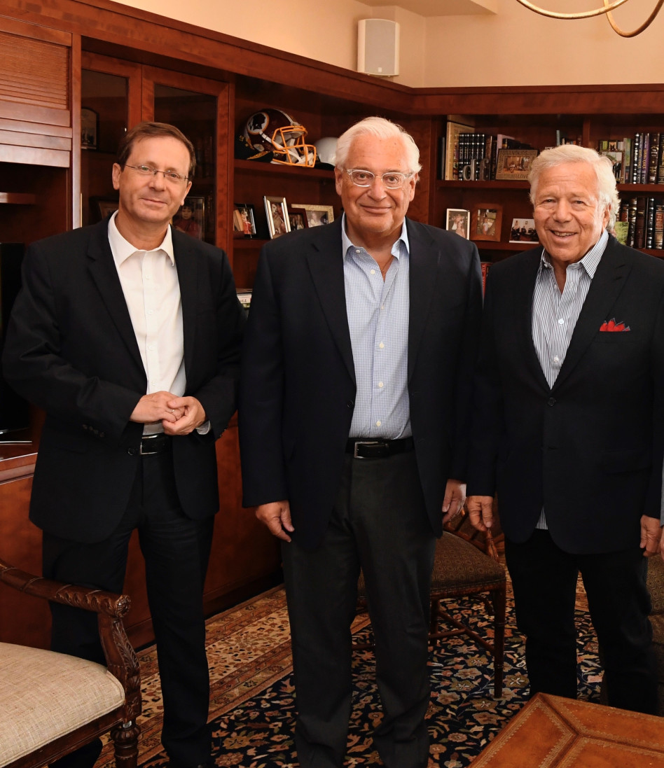  רוברט קראפט, השגריר דיוויד פרידמן, יצחק (בוז׳י) הרצוג (צילום: מתי שטרן, שגרירות ארה״ב ירושלים)