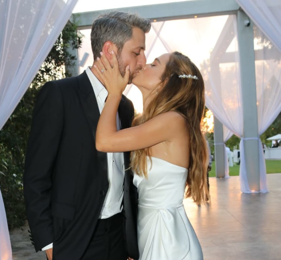 בהחלט מגיעה נשיקה. אגם רודברג ודור קרובינר ביום החתונה (צילום: אביב חופי)