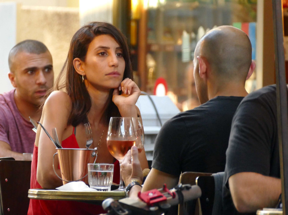 אז נראה שאת מאוד מתעניינת במה שיש לו לומר. שרונה מרלין (צילומים: אמיר מאירי)