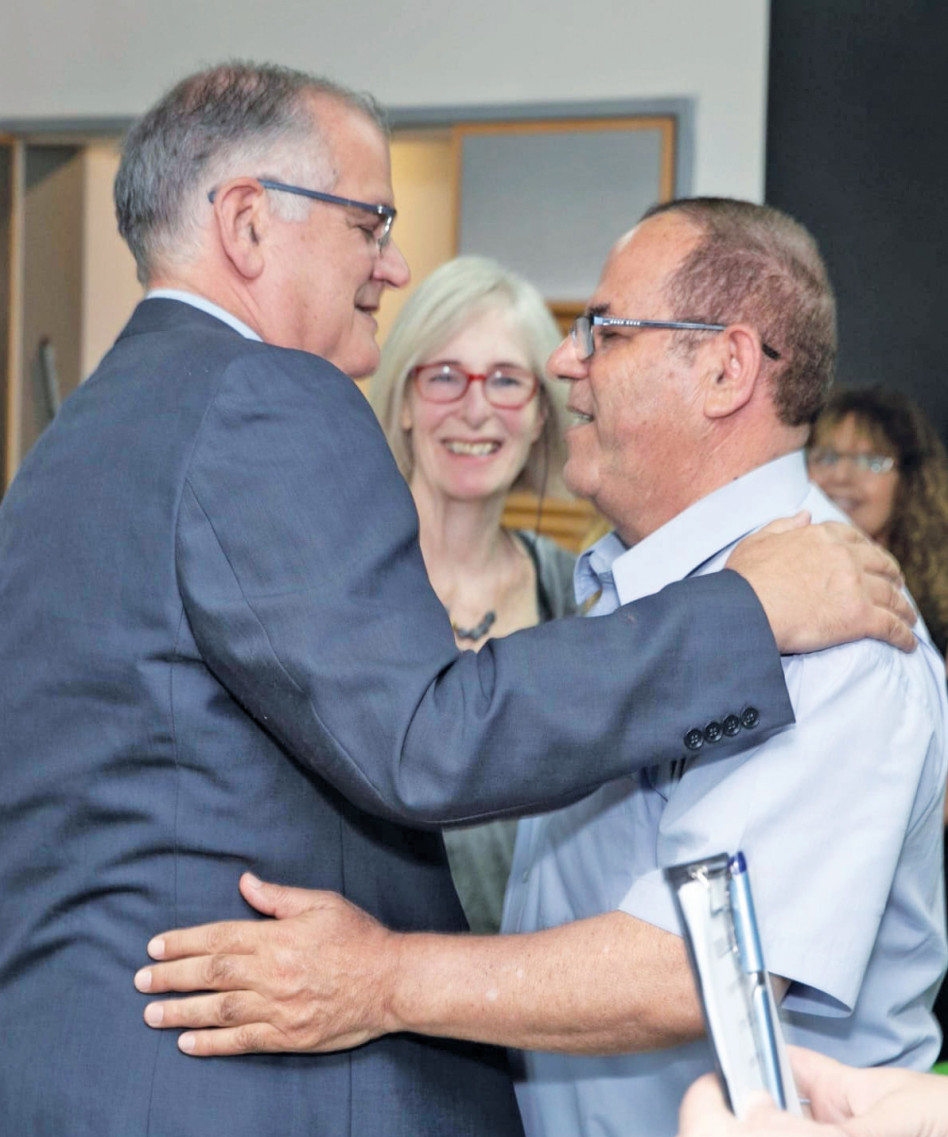 איוב קרא וד"ר עדו נתניהו מחובקים וקרובים במיוחד (צילום: פרטי)