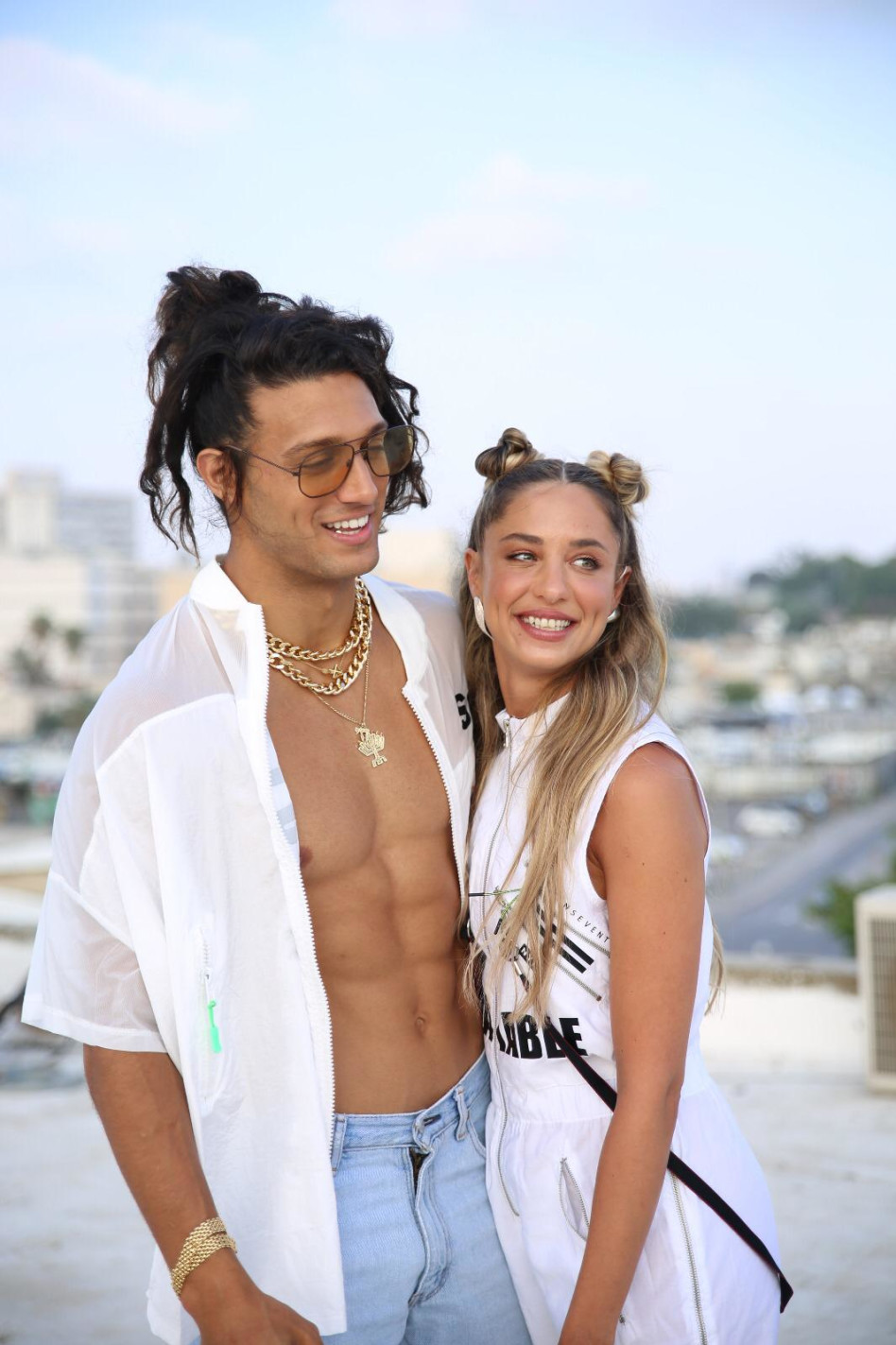 זוג יונים. אסף גורן ושירן סנדל (צילום: מאיה ברק, באדיבות עופר מנחם תקשורת)