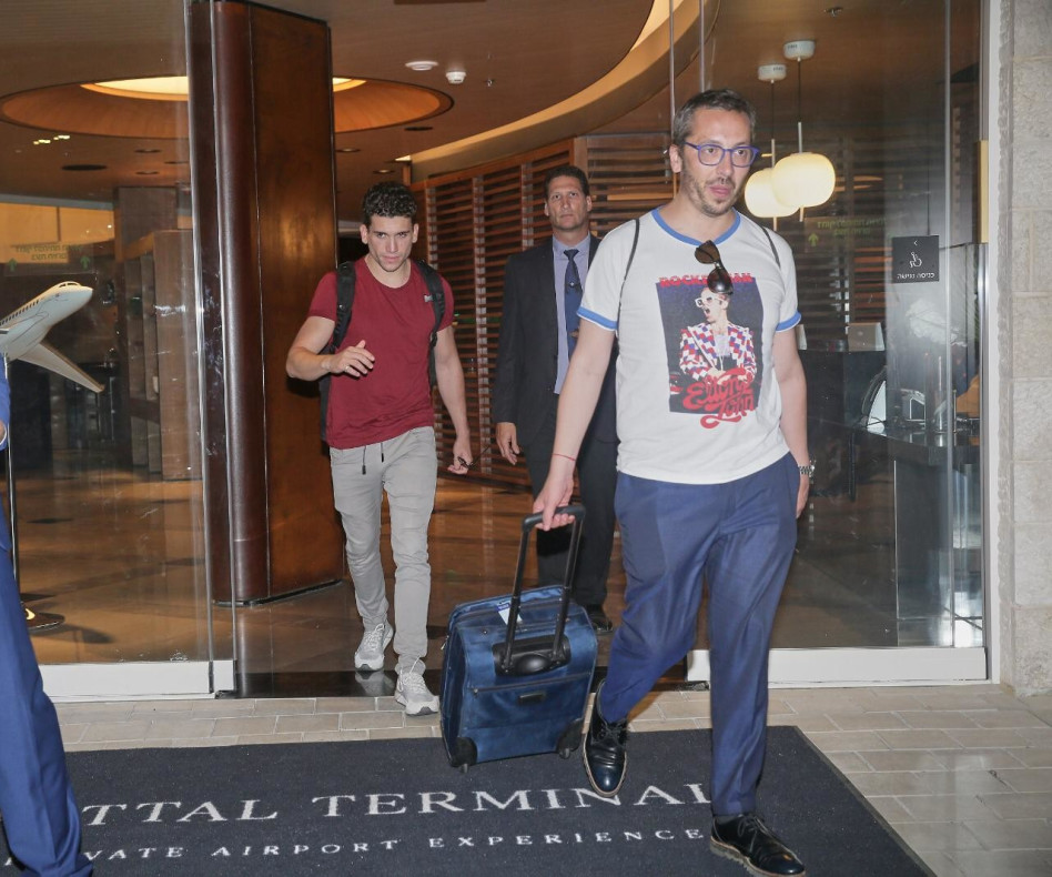 לבש אדום כהומאז' לאוברולים של השודדים. חיימה לורנטה (צילומים: שוקה כהן)