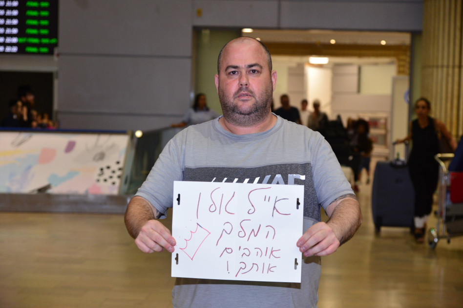 חיכה וחיכה. לירן חולצה אפורה