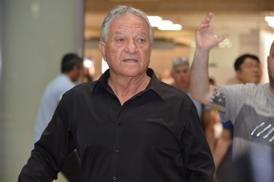 המאמן שלצידו. שייע פייגנבויים (צילומים: אריאל שלום)