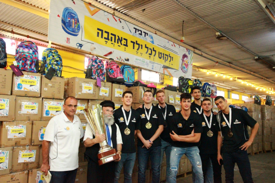 יעקב גלויברמן וחברי נבחרת העתודה (צילום: מנדל מאמין)