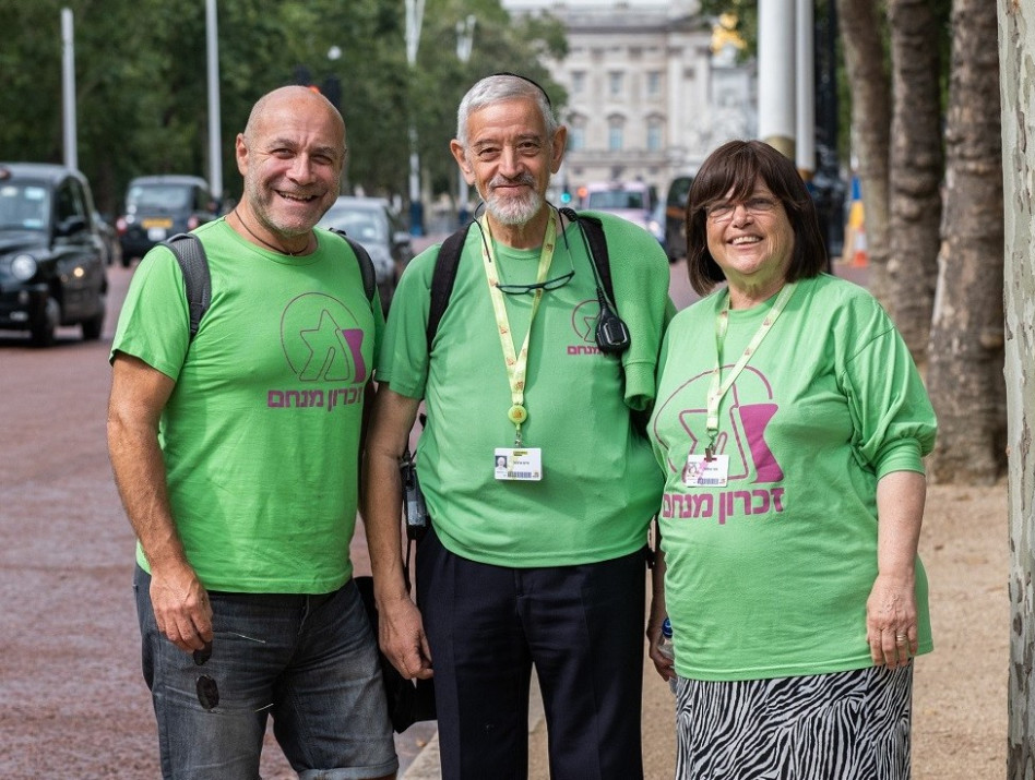 מירי וחיים ארנטל ודביר בנדק (צילום באדיבות עמותת זכרון מנחם)