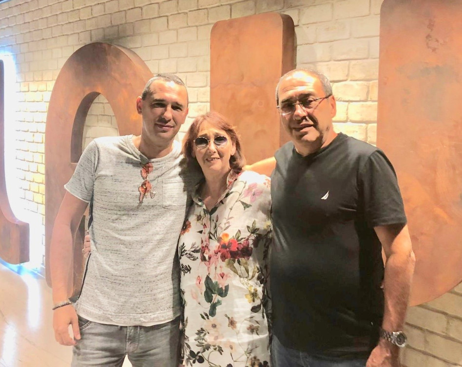 רוברט אנטוקול והוריו (צילום: באדיבות פלייטקיה)