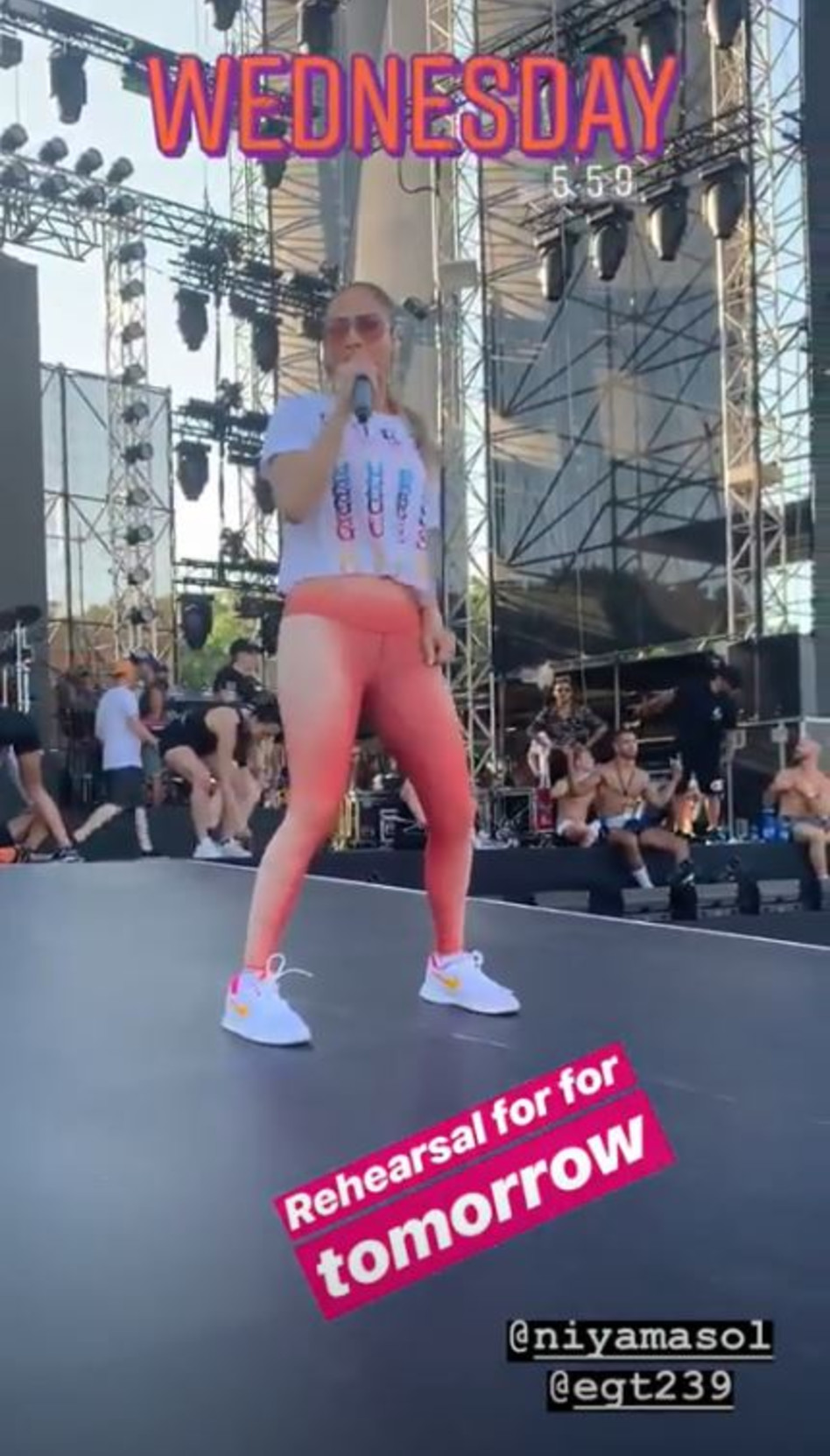 מוכנה להטריף את הקהל. ג'ניפר לופז בחזרות (מתוך האינסטגרם של אלכס רודריגז)