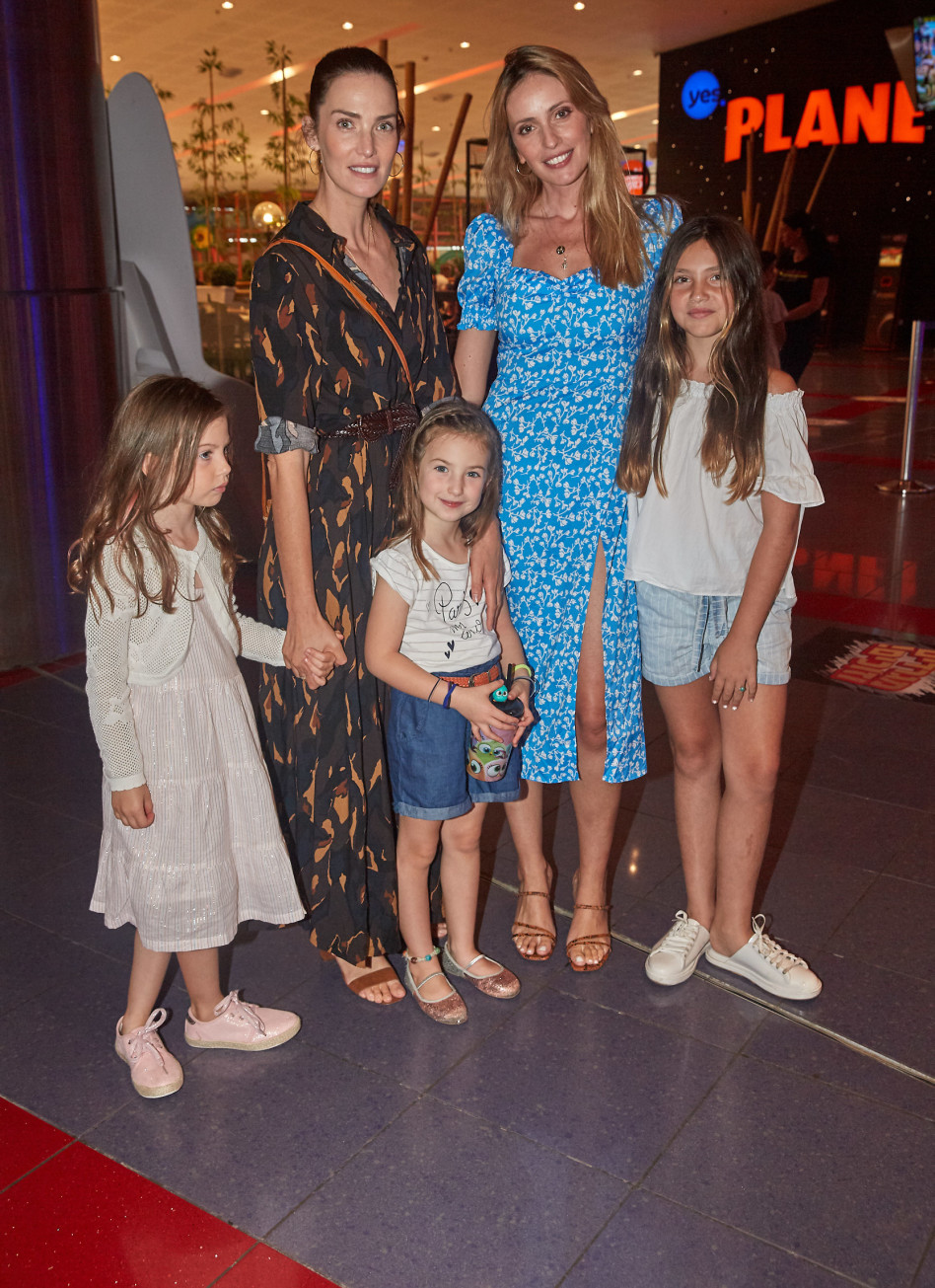 מעבירות את השרביט. מלי לוי ויעל גולדמן עם הבנות (צילומים: שוקה כהן)