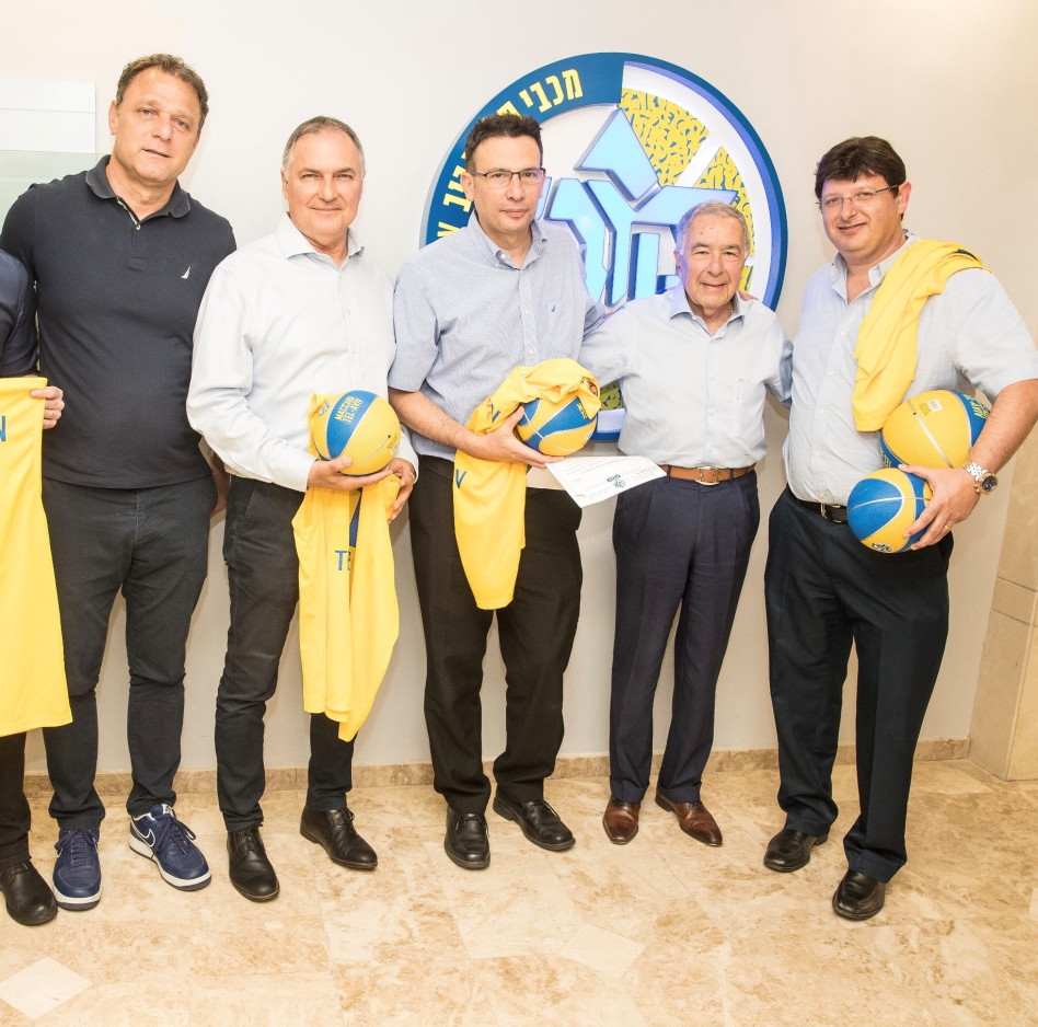 אמיל ויינשר, שמעון מזרחי, ניצן צעיר-הרים, יוחנן דנינו ואלי דריקס (צילום: ספי מרגיזו האפליקציה הרשמית מכבי ת"א)