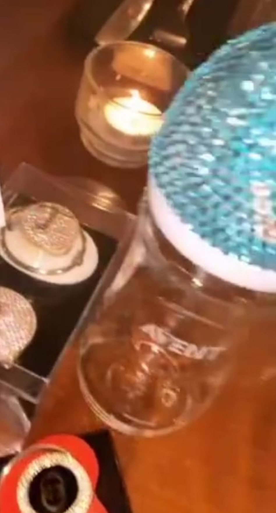 ובקבוק מנצנץ