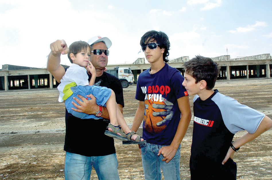 עם שלושת בניו. (צילום: דודו גרינשפן)