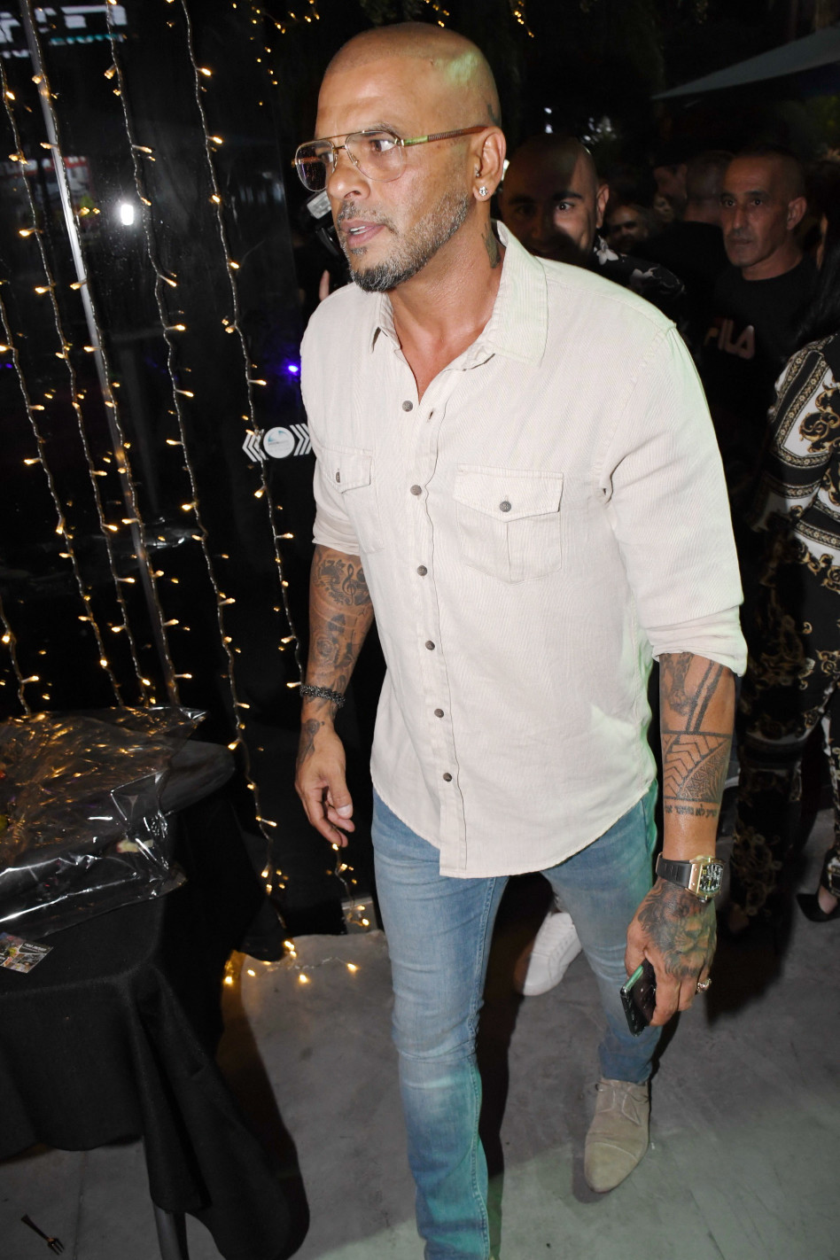 מתמודד עם ההמולה לבדו