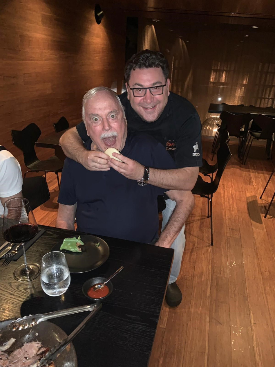 אבי קונפורטי ג׳ון קליז (צילום: מתוך אינסטגרם)