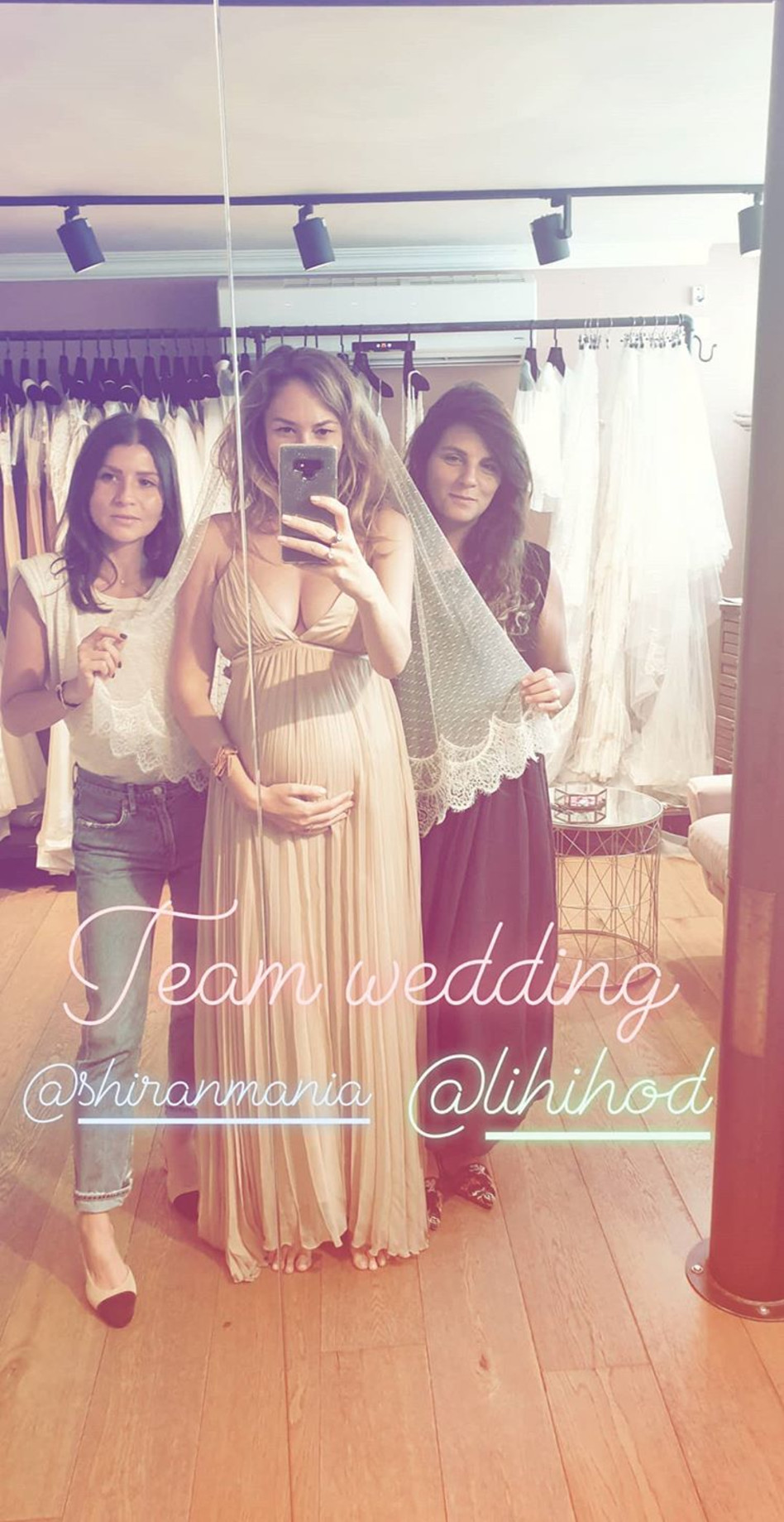 מיכל אנסקי מודדת שמלת כלה (צילום:אינסטגרם)