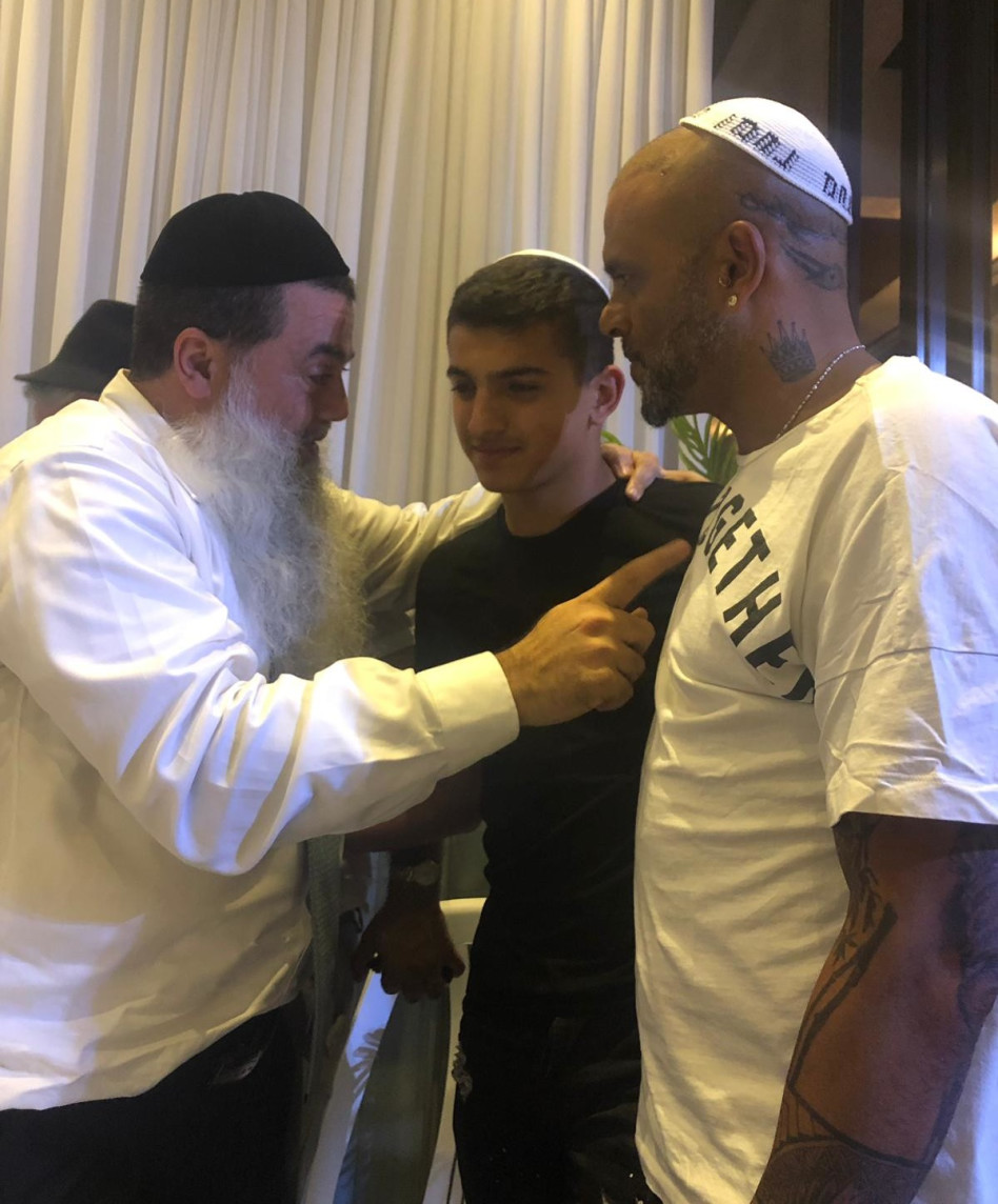 אייל גולן ובנו ליאם יחד עם הרב יגאל כהן (צילום: עדי לאון))
