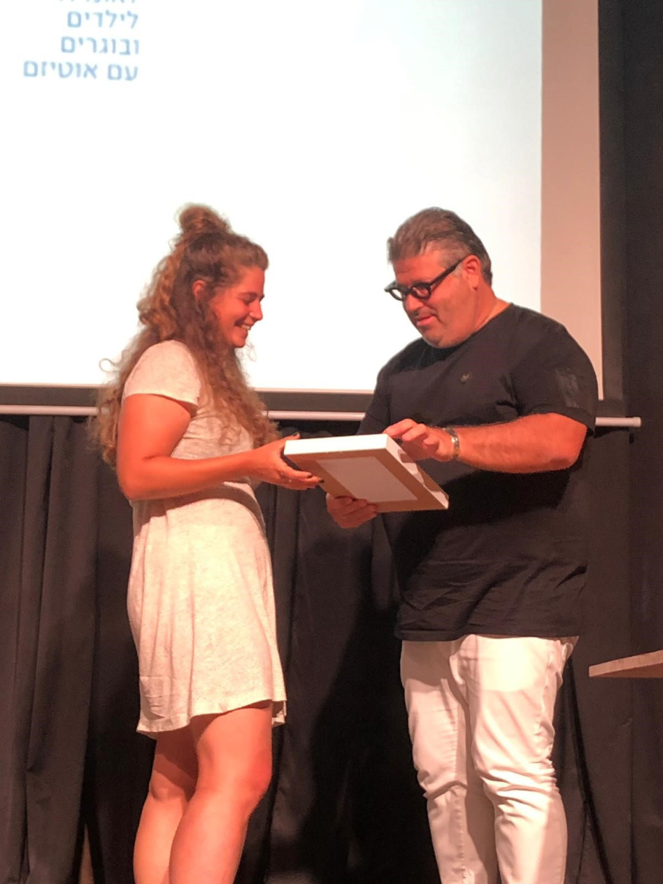 רן רהב והעובדת הודיה דקל (צילום: יהלי לוזובר)