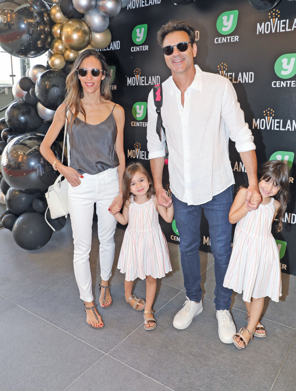 אקי אבני עם ניקול והבנות (צילום: רפי דלויה)