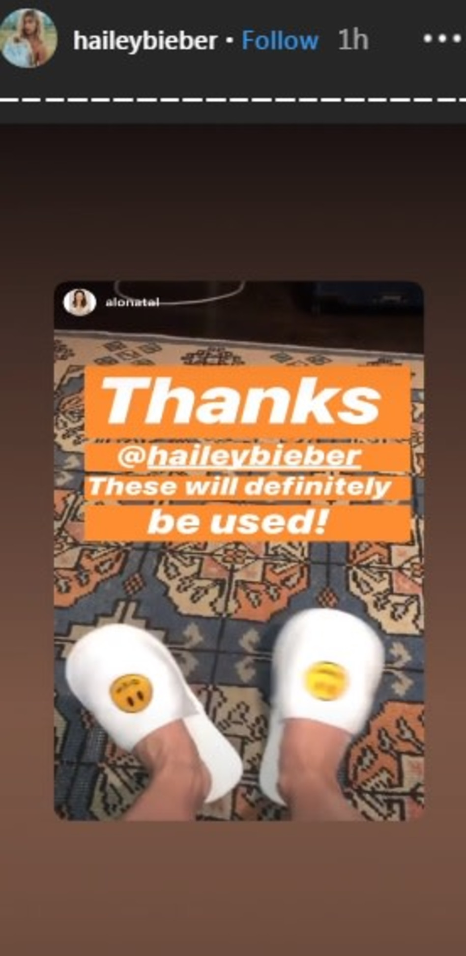 אלונה טל משוויצה בכפכפים (צילום: אינסטגרם)