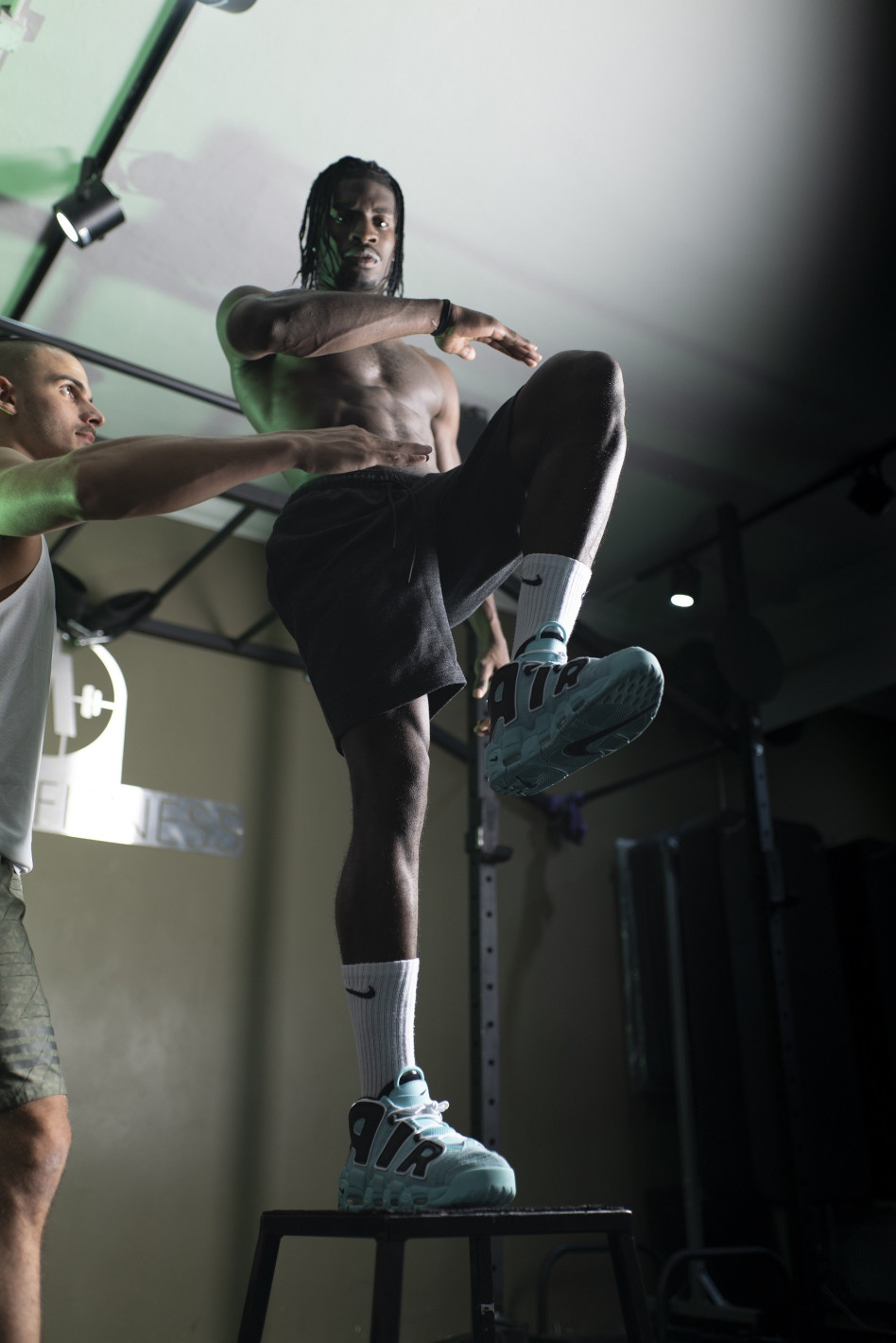 סטפן לגר מציג קוביות (צילום:אלעד ניסים)