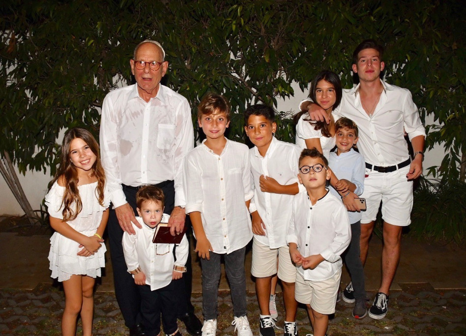 רמי אונגר והנכדים (צילום: אביב חופי)