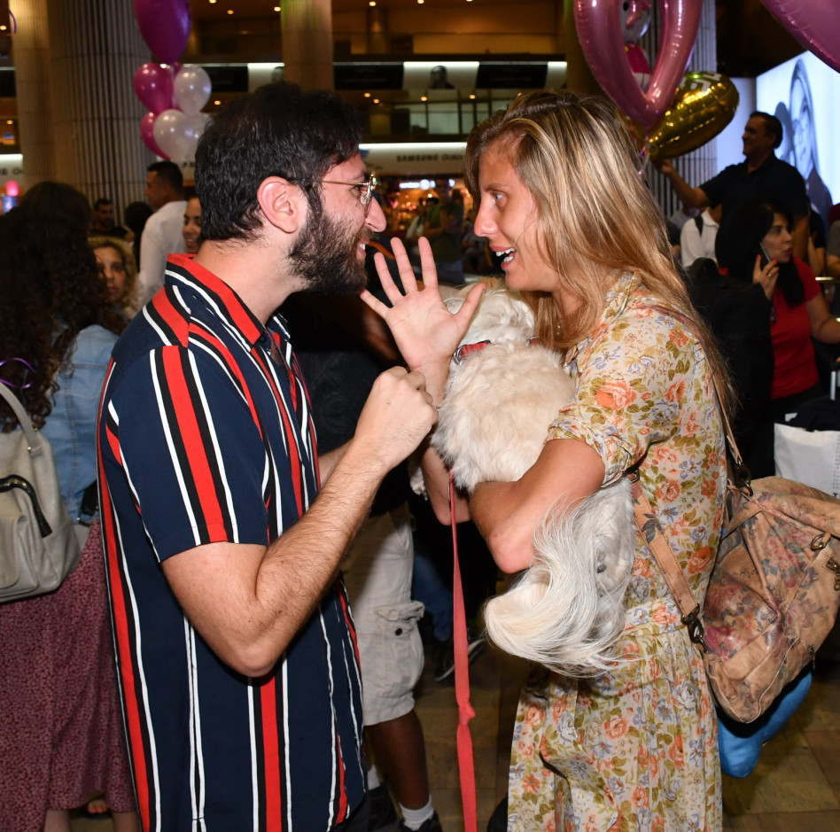 עם בעלה לעתיד (צילום: אביב חופי)