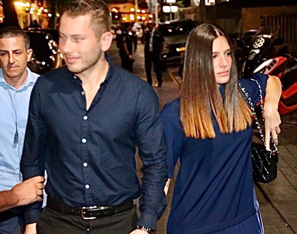 הגשם לא עצר בעדם. אבנר נתניהו ובת הזוג נוי בר