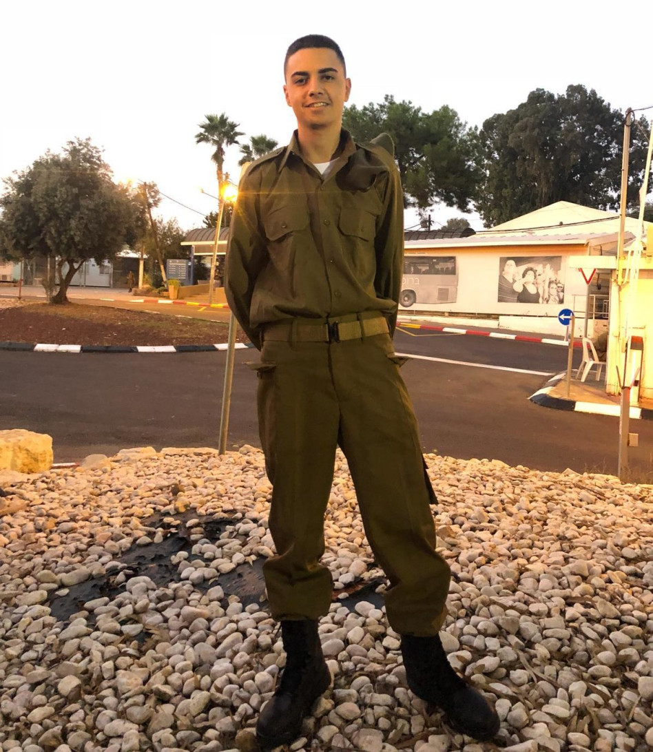 דחוף להצר את המדים (צילום: באדיבות עופר מנחם תקשורת ויחסי ציבור)