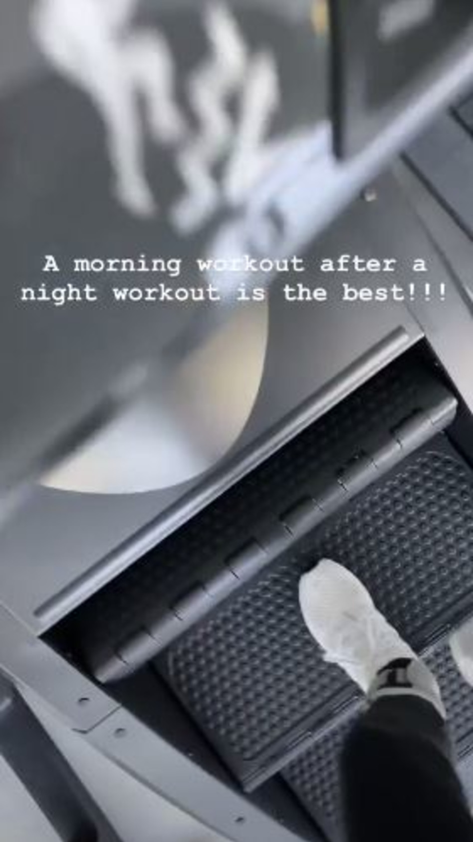 קים מתאמנת בחדר הכושר (צילום: אינסטגרם)