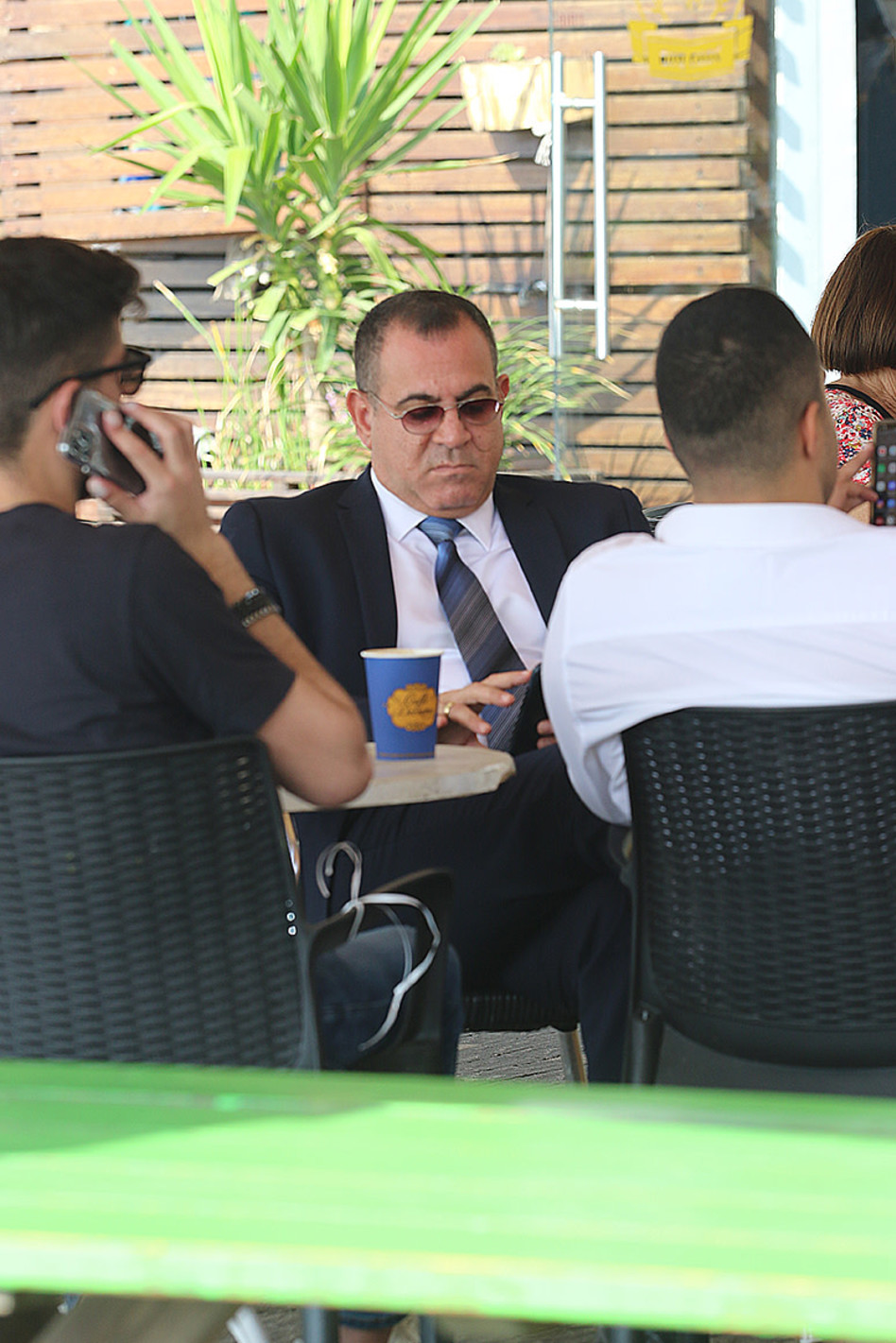  אלי יצפאן בבילוי עם חברים (צילום: פול סגל)