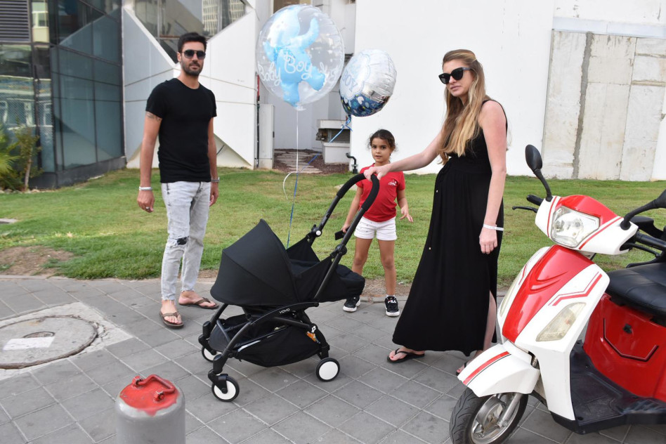 אווה משתחררת מבית החולים (צילום: צ'ינו)