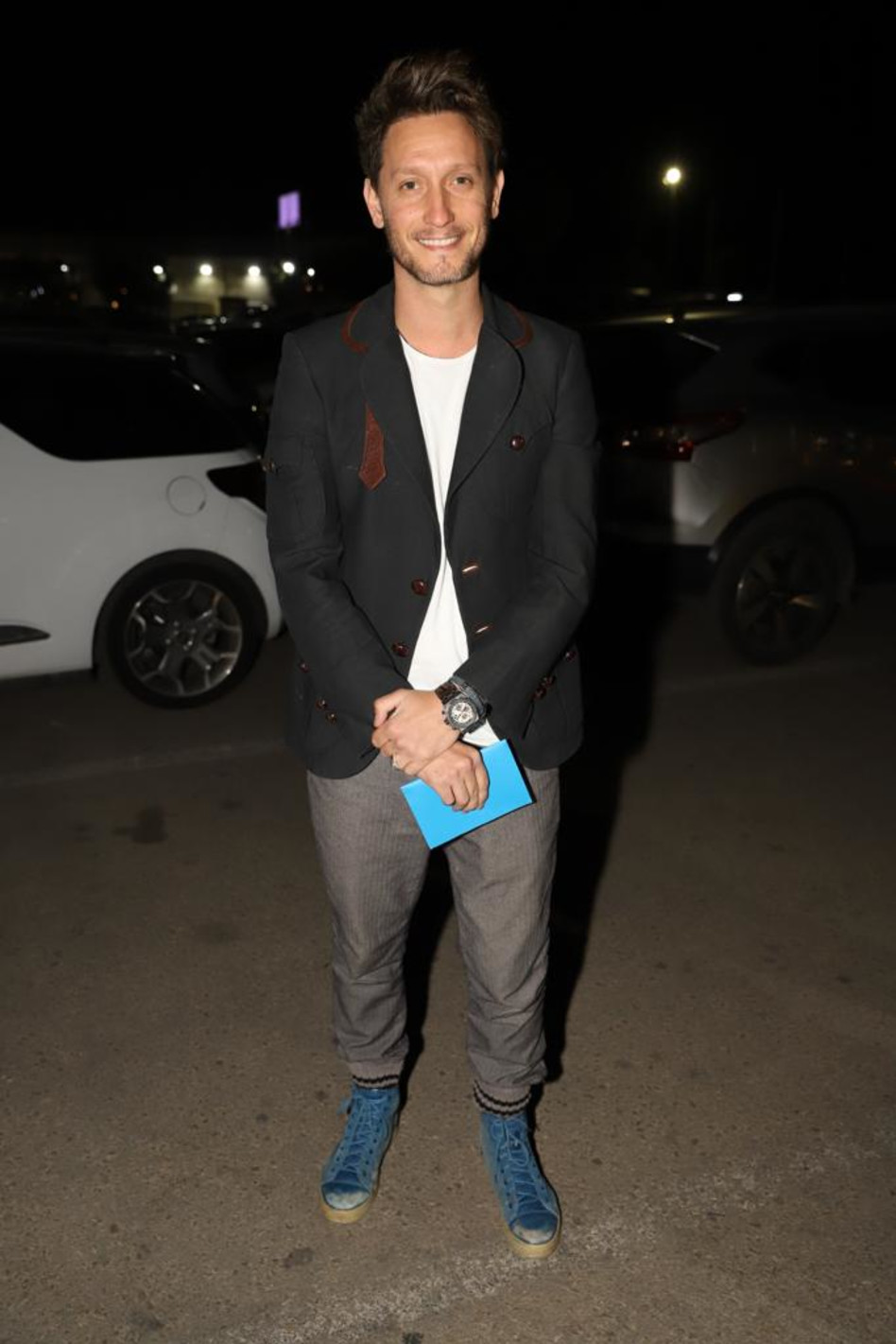 ליאור סושרד והצ'ק (צילום: ניר הולצמן)