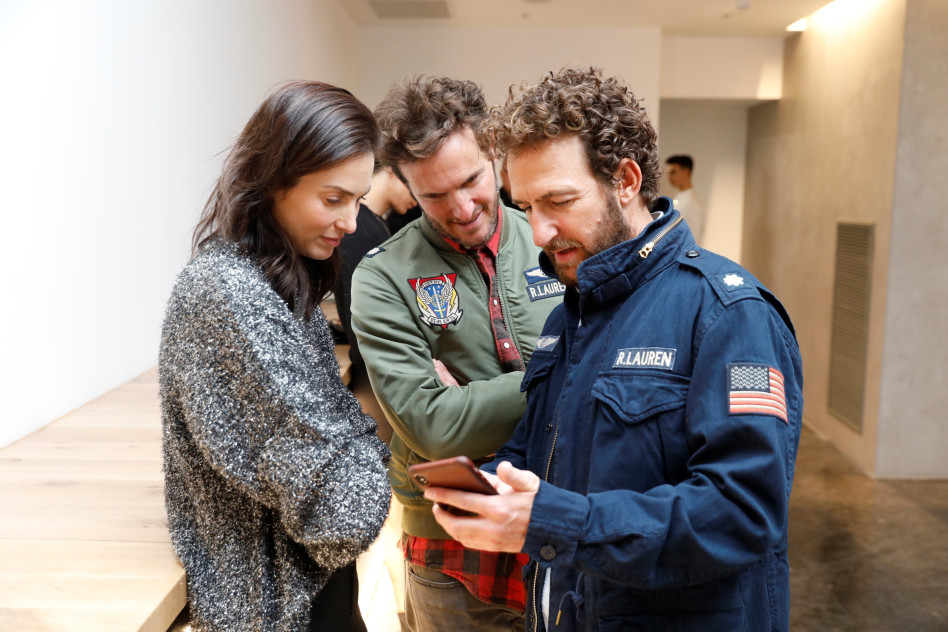 אורי פפר, אנחל בונני ויעל גולדמן. מראה להם תמונות מהחופשה (צילום: אלירן אביטל)