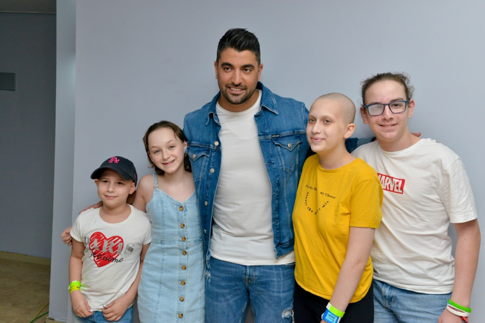 משה פרץ. וילדי העמותה (צילום: יח"צ)