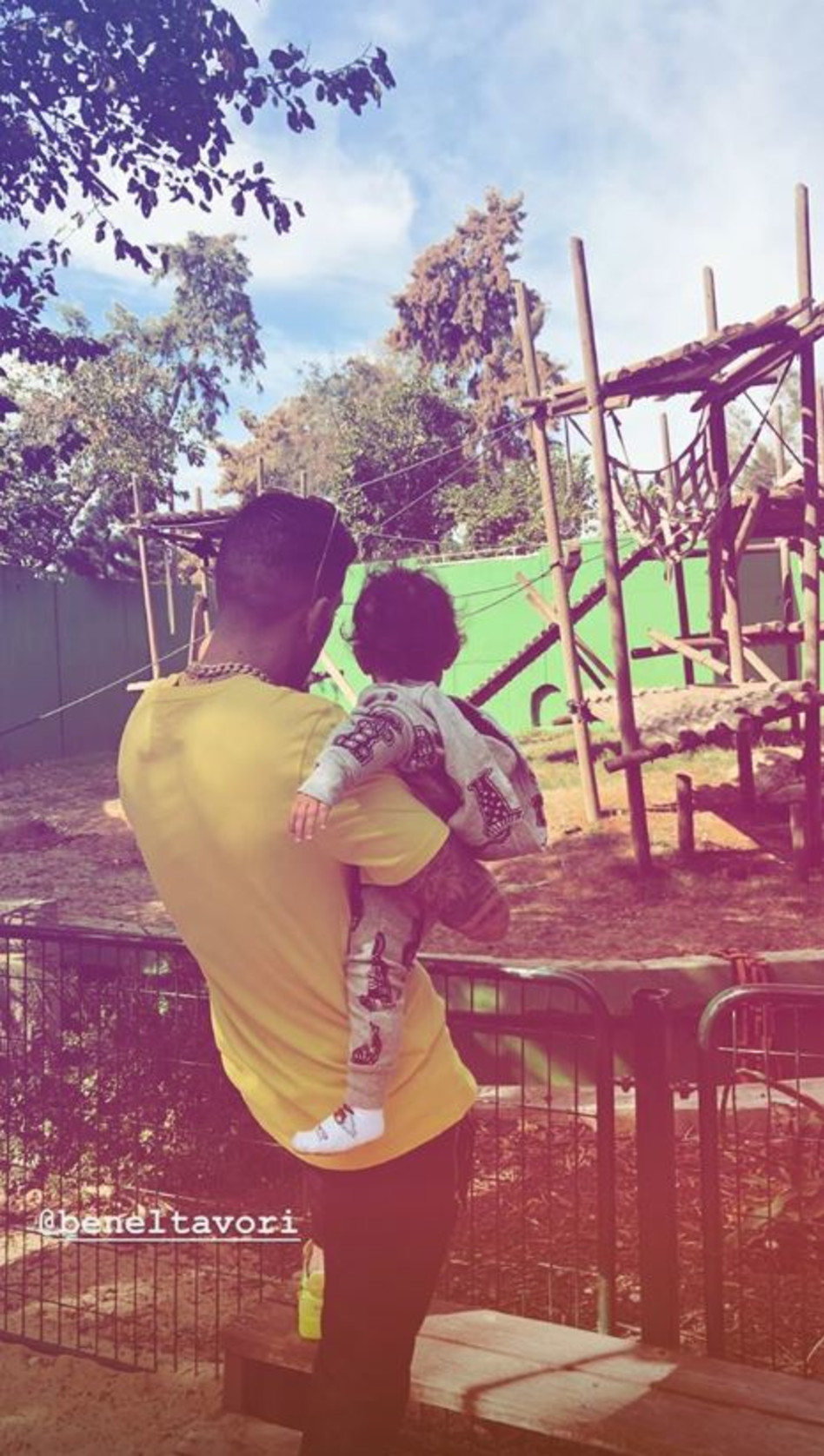 בן אל מראה לתו פרינס את החיות (צילום: אינסטגרם)