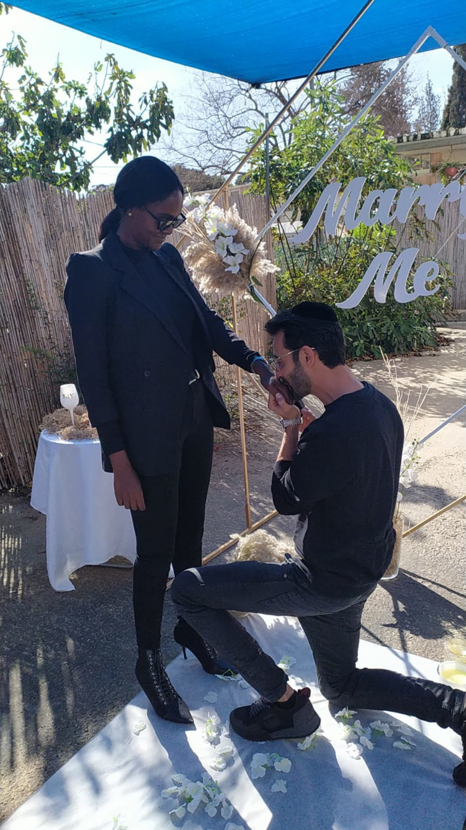 מנשק את ידה (צילום: איציק אוחנה)