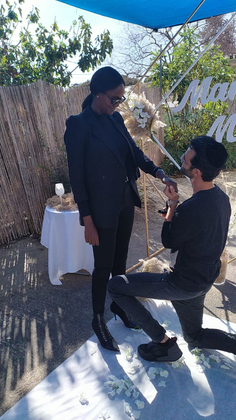 ואז מבקש אותה (צילום: איציק אוחנה)