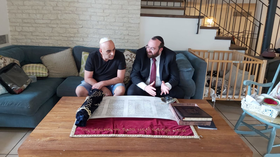 יובל המבולבל והרב דוד אברהם פרסמן (צילום: באדיבות איציק אוחנה כתב ברנזה)