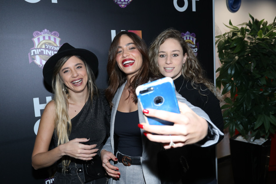 התלהבתן מהסלפי (צילום: רפי דלויה HOT)