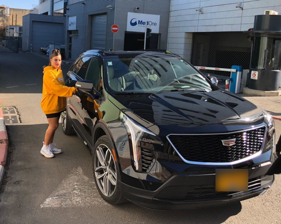 נועה קירל עם רכבה החדש (צילום: רון שפר, באדיבות סוכנות רוברטו)