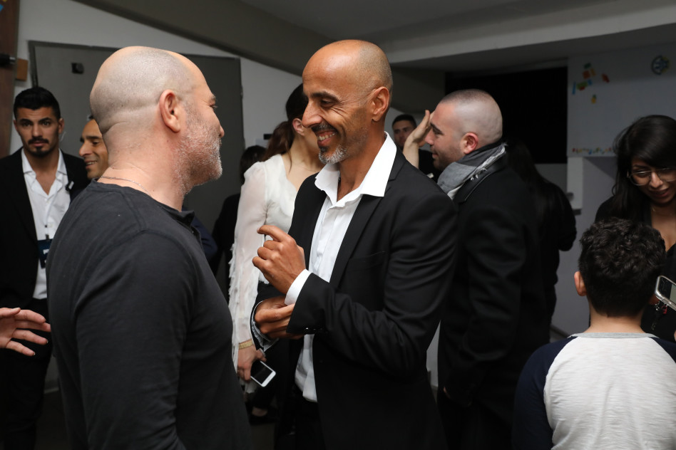 גם אלי פיניש רוצה קצת ממנו (צילום: רפי דלויה)