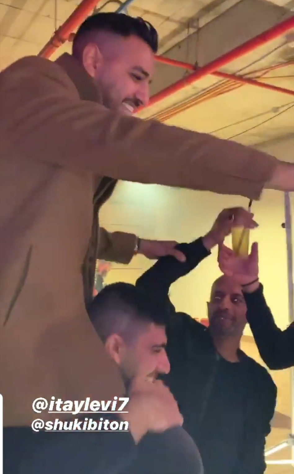 שוקי ביטון מרים את איתי לוי על הכתפיים (צילום: אינסטגרם)