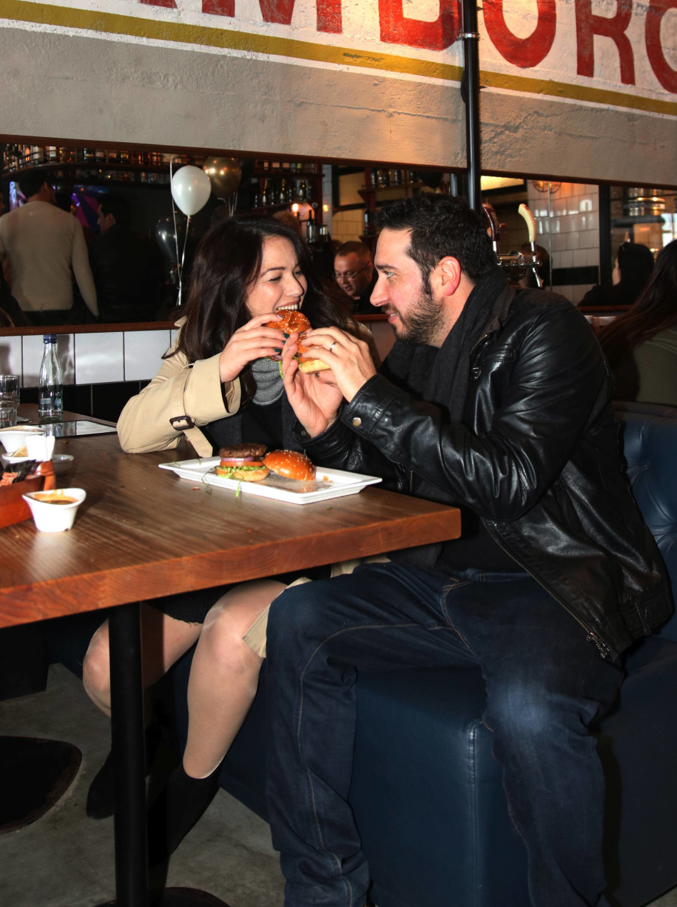 מאכיל אותה (צילום: אור גפן)