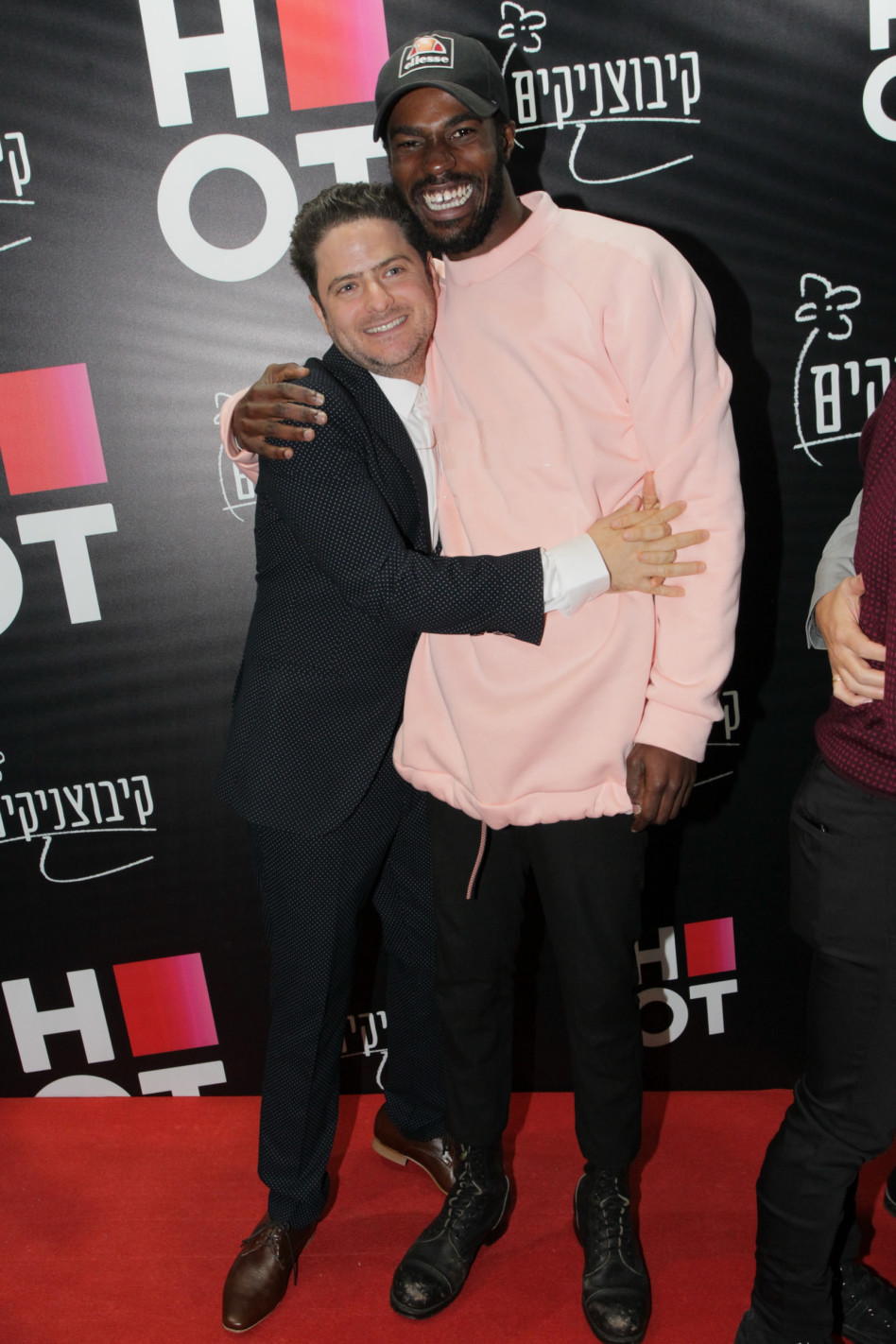 בחיבוק. שון מונגוזה ודניאל סבג (צילום: ראובן שניידר, HOT)